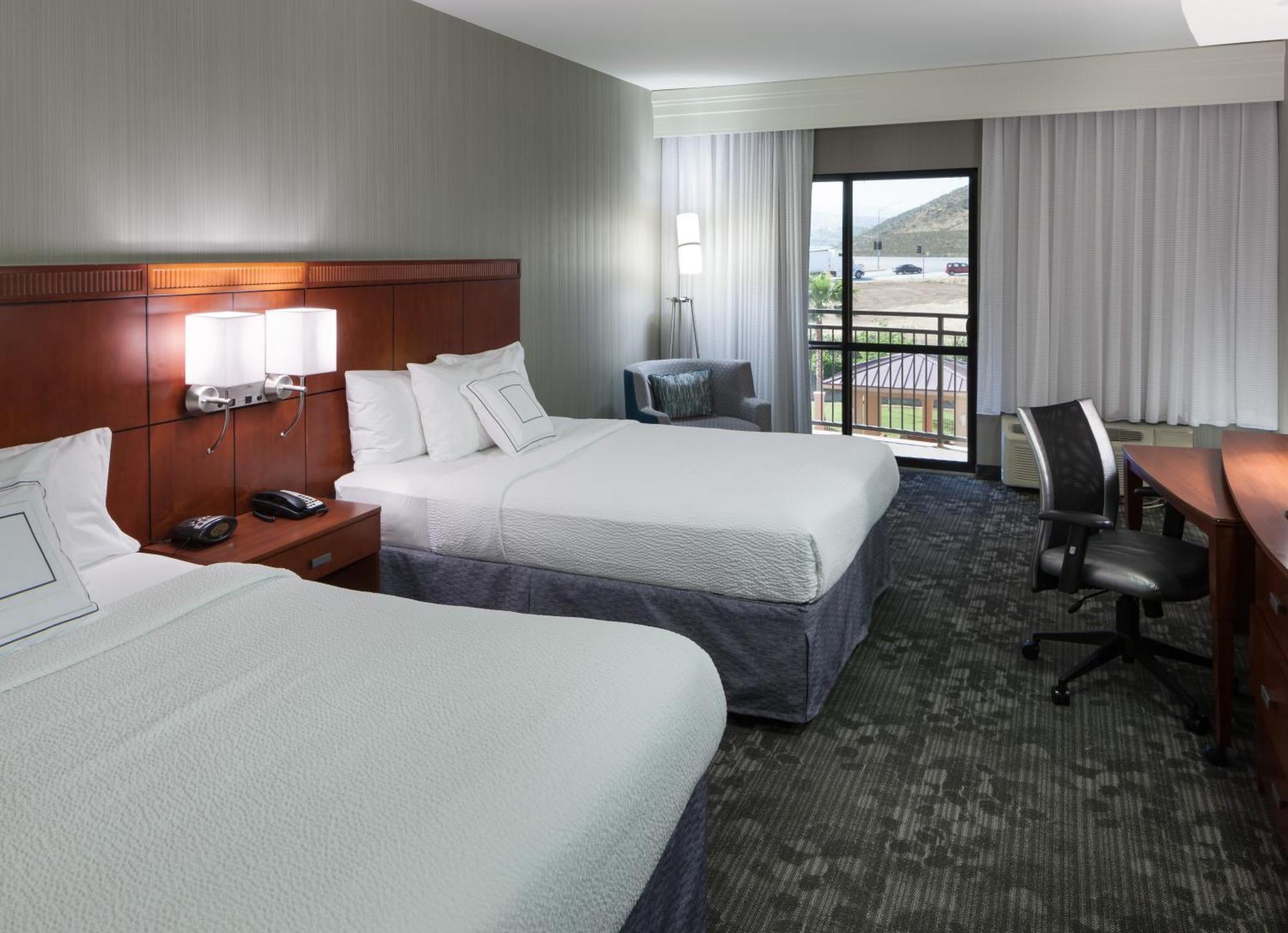 Courtyard By Marriott Santa Clarita Valencia Hotel Екстериор снимка