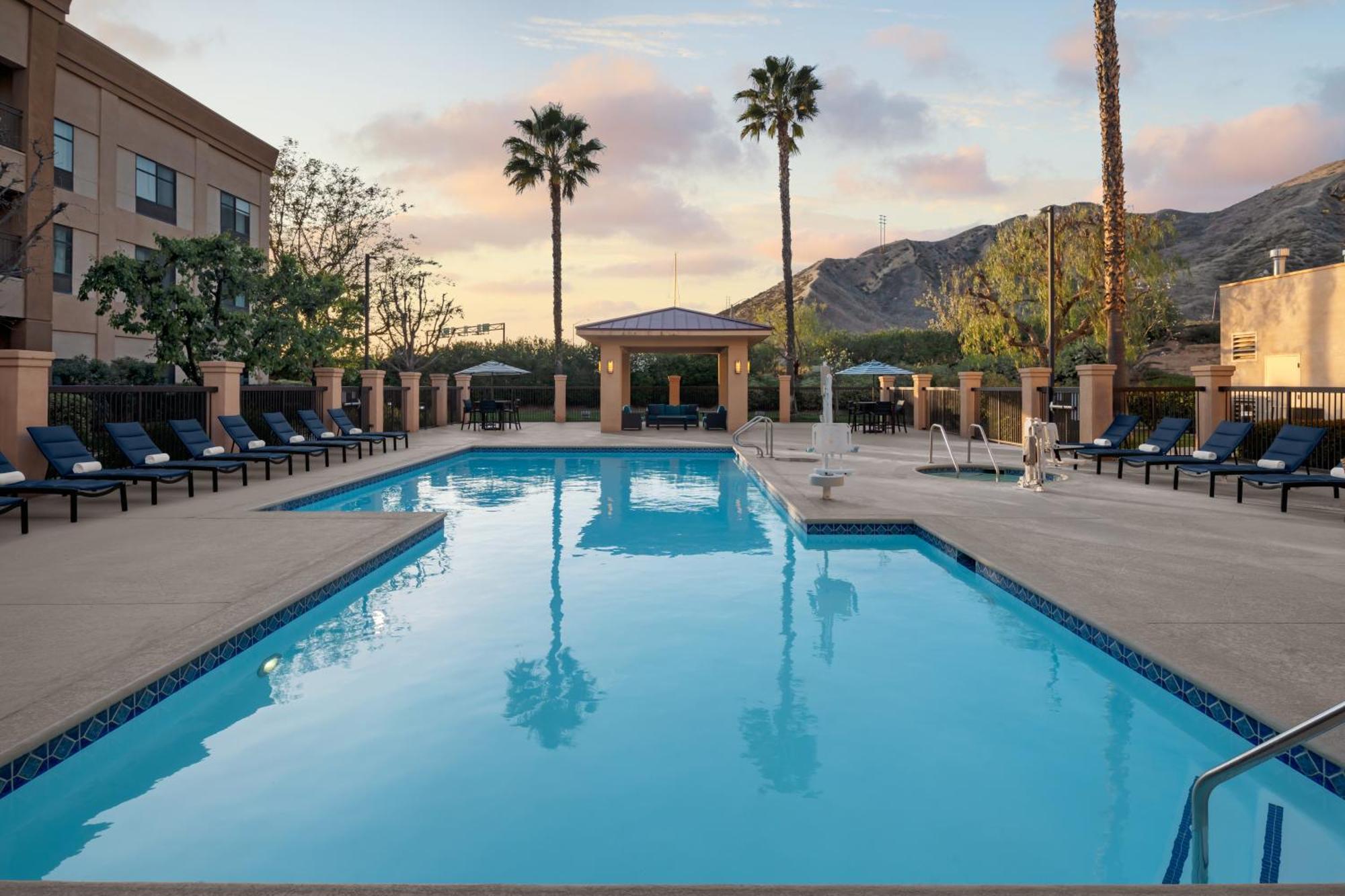 Courtyard By Marriott Santa Clarita Valencia Hotel Екстериор снимка