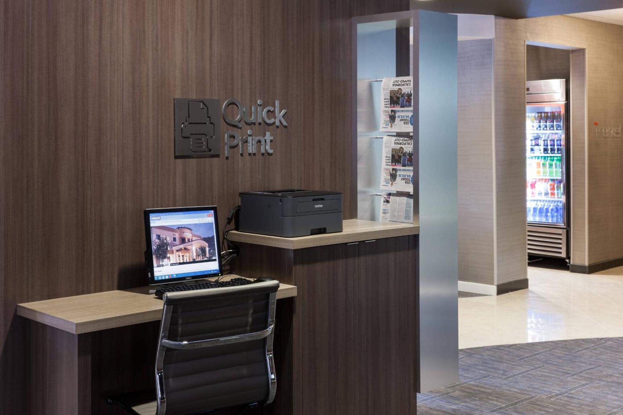 Courtyard By Marriott Santa Clarita Valencia Hotel Екстериор снимка