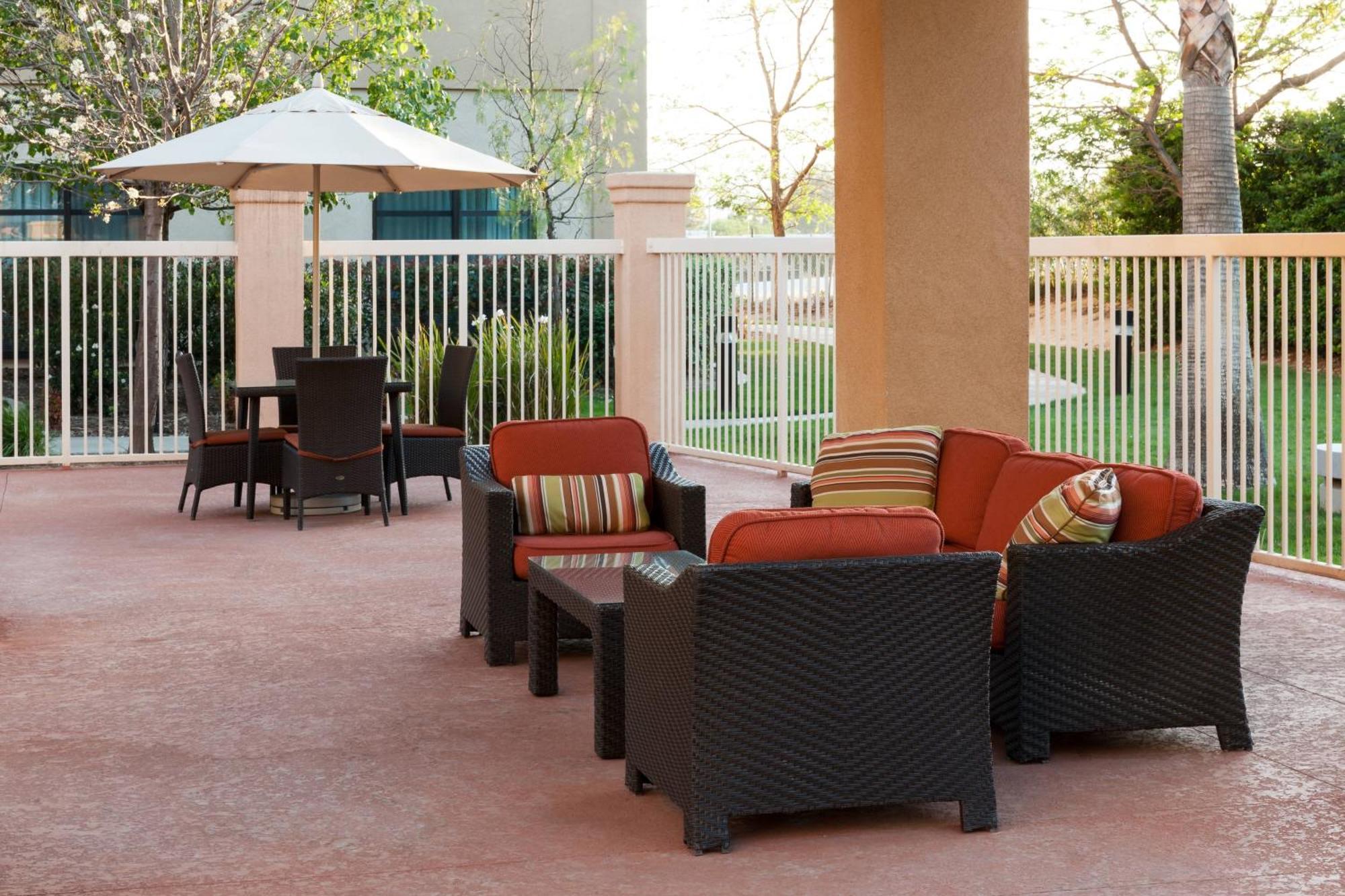 Courtyard By Marriott Santa Clarita Valencia Hotel Екстериор снимка